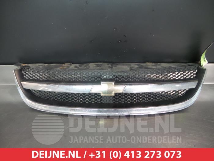 Używane Grill Chevrolet Nubira Wagon (J100) 1.6 16V Cena na żądanie oferowane przez V.Deijne Jap.Auto-onderdelen BV