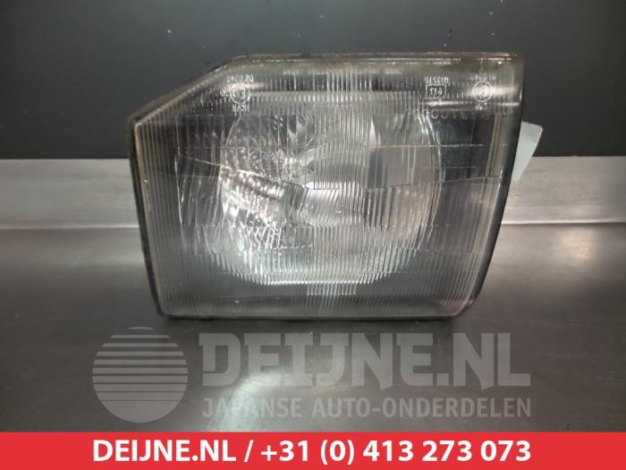 Używane Reflektor lewy Mitsubishi Pajero Hardtop (V1/2/3/4) 2.5 TD i.c. 4x2 Cena € 50,00 Procedura marży oferowane przez V.Deijne Jap.Auto-onderdelen BV