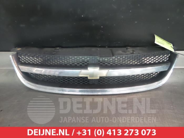 Używane Grill Chevrolet Nubira Wagon (J100) 1.6 16V Cena na żądanie oferowane przez V.Deijne Jap.Auto-onderdelen BV