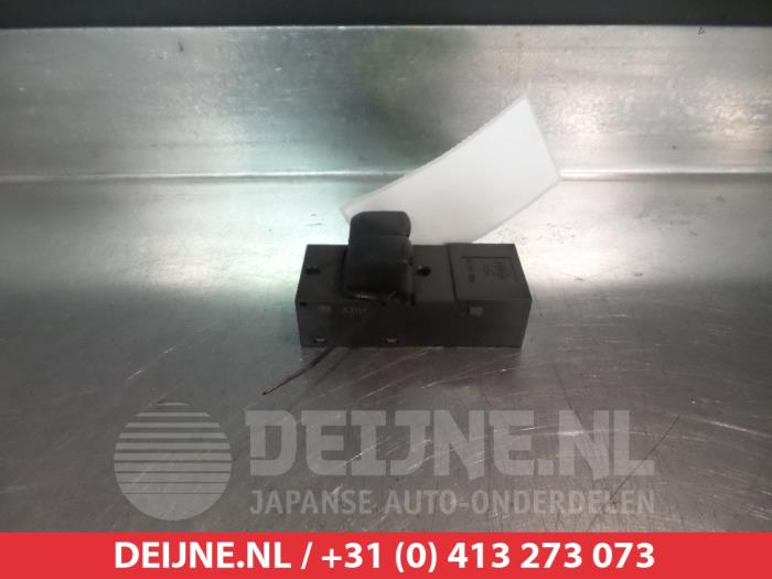 Usados Interruptor combinado de ventanillas Nissan Micra C+C (K12) 1.4 16V Precio € 35,00 Norma de margen ofrecido por V.Deijne Jap.Auto-onderdelen BV