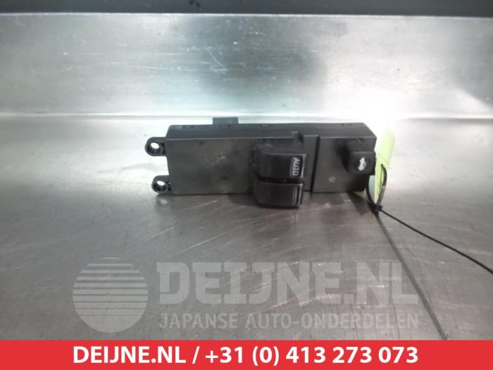 Usados Interruptor combinado de ventanillas Nissan Primera Traveller (W12) 1.8 16V Precio € 25,00 Norma de margen ofrecido por V.Deijne Jap.Auto-onderdelen BV
