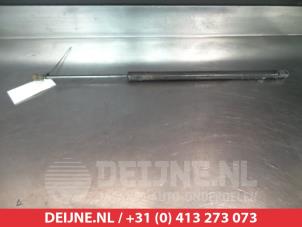 Used Rear gas strut, right Hyundai I40 Price on request offered by V.Deijne Jap.Auto-onderdelen BV