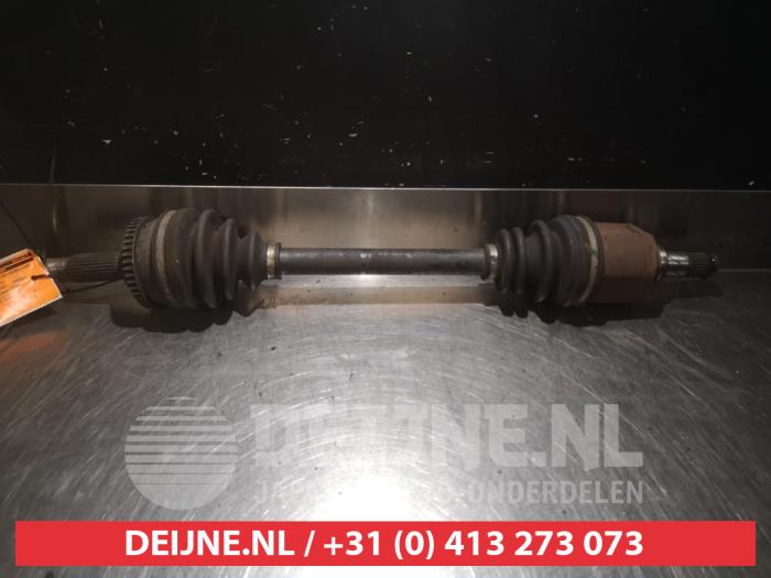 Gebrauchte Antriebswelle links vorne Nissan Almera Tino (V10M) 2.0 16V CVT Preis € 40,00 Margenregelung angeboten von V.Deijne Jap.Auto-onderdelen BV