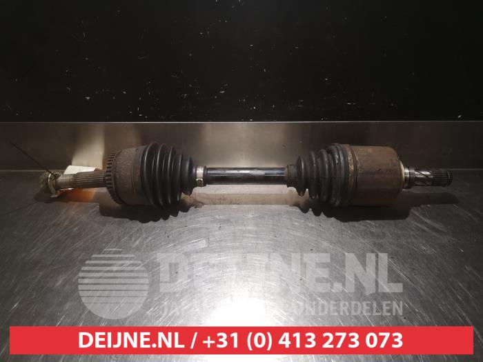 Usagé Cardan gauche (transmission) Nissan Almera Tino (V10M) 2.2 Di 16V HP Prix € 40,00 Règlement à la marge proposé par V.Deijne Jap.Auto-onderdelen BV