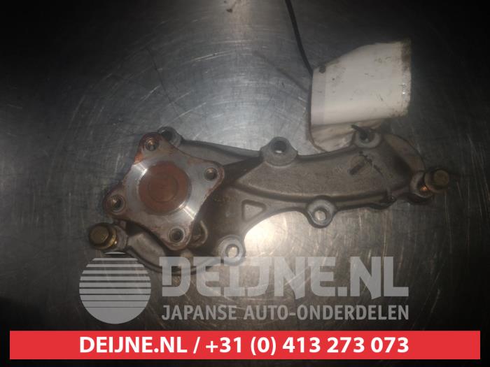 Usagé Pompe à eau Nissan Almera Tino (V10M) 1.8 16V Prix € 25,00 Règlement à la marge proposé par V.Deijne Jap.Auto-onderdelen BV
