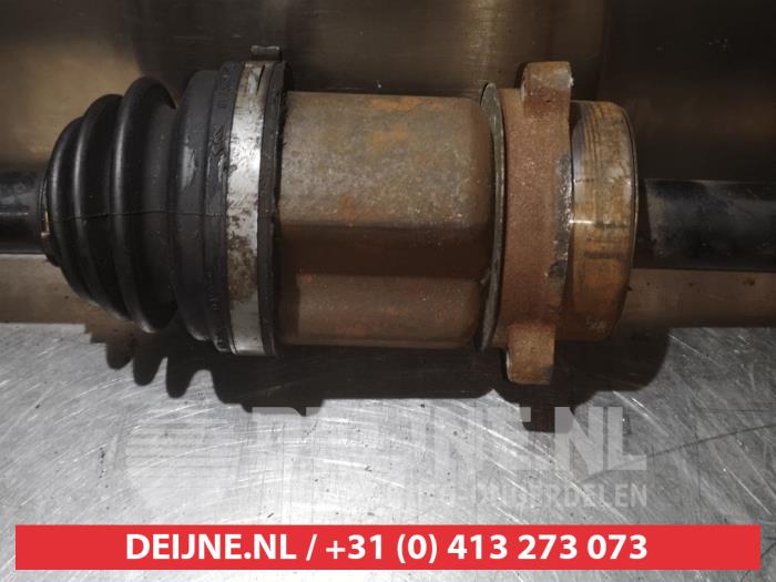 Front drive shaft, right from a Nissan Almera Tino (V10M) 2.2 Di 16V HP 2005