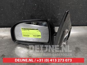 Used Wing mirror, left Kia Carens II (FJ) 2.0 CRDI 16V Price € 35,00 Margin scheme offered by V.Deijne Jap.Auto-onderdelen BV
