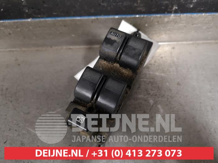 Usados Interruptor combinado de ventanillas Mazda Premacy 1.8 16V Precio € 20,00 Norma de margen ofrecido por V.Deijne Jap.Auto-onderdelen BV