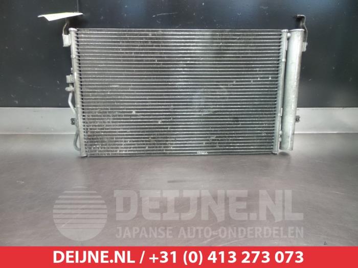 Klima Kondensor van een Hyundai Coupe 2.7 V6 24V 2005