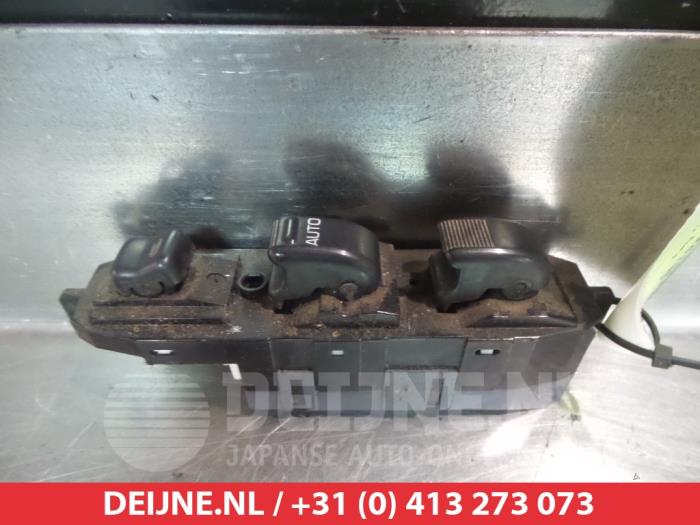 Usados Interruptor combinado de ventanillas Daihatsu Move (L9) 850 Precio € 25,00 Norma de margen ofrecido por V.Deijne Jap.Auto-onderdelen BV
