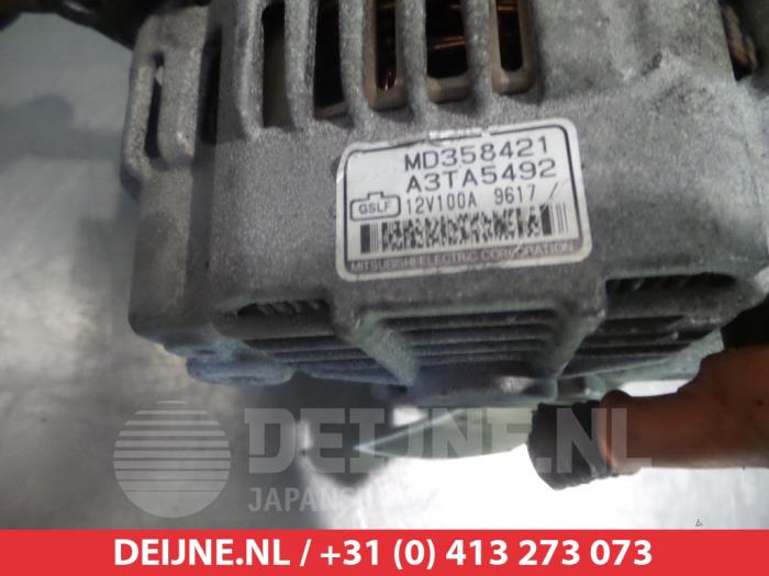 Dynamo van een Mitsubishi Space Runner (N6) 2.0i 16V 2000