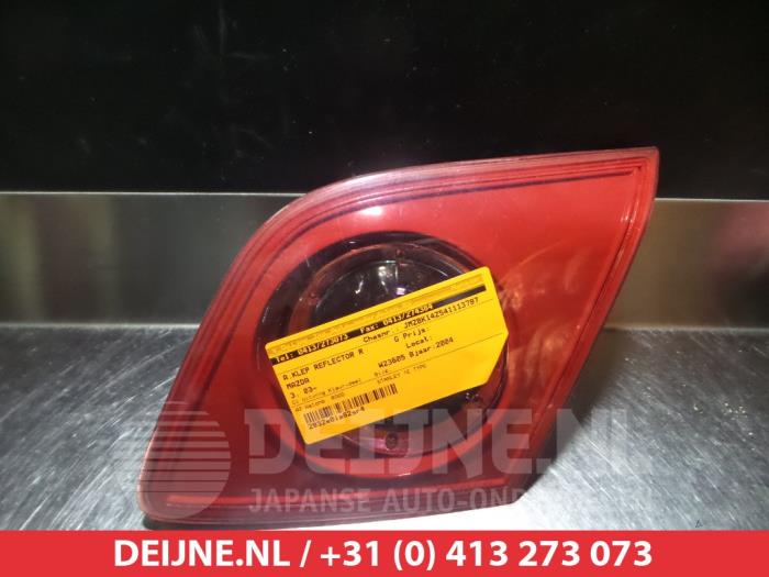 Używane Odblask tylnej klapy prawy Mazda 3 Sport (BK) 1.6i 16V Cena € 35,00 Procedura marży oferowane przez V.Deijne Jap.Auto-onderdelen BV