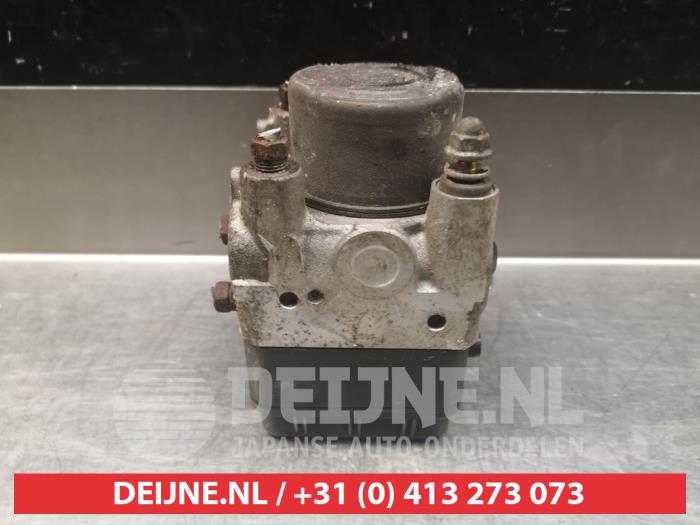 Pompe ABS d'un Toyota Avensis Verso (M20) 2.0 D-4D 16V 2003