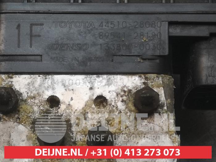 Pompe ABS d'un Toyota Avensis Verso (M20) 2.0 D-4D 16V 2003