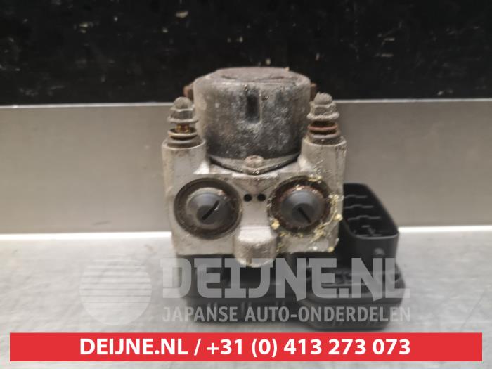 Pompe ABS d'un Toyota Avensis Verso (M20) 2.0 D-4D 16V 2003