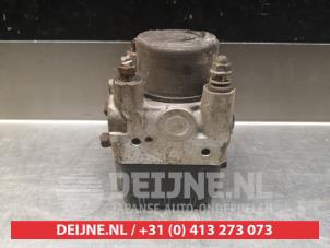 Pompe ABS d'un Toyota Avensis Verso (M20) 2.0 D-4D 16V 2003