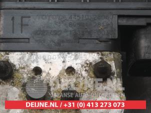 Pompe ABS d'un Toyota Avensis Verso (M20) 2.0 D-4D 16V 2003
