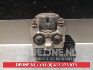 Pompe ABS d'un Toyota Avensis Verso (M20) 2.0 D-4D 16V 2003