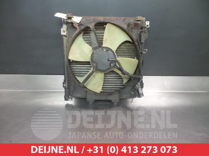 Klima Kondensor van een Honda HR-V (GH) 1.6 16V 4x4 1999
