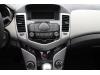 Panneau commande radio d'un Chevrolet Cruze, 2009 / 2015 1.8 16V VVT Bifuel, Berline, 4 portes, 1.796cc, 99kW (135pk), FWD, F18D4, 2011-06 / 2015-12 2013