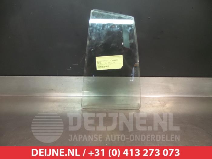 Usados Ventanilla triangular izquierda detrás Daihatsu Cuore (L251/271/276) 1.0 12V DVVT Precio € 35,00 Norma de margen ofrecido por V.Deijne Jap.Auto-onderdelen BV