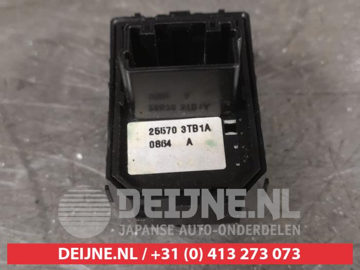 Interruptor de retrovisor de un Nissan Note (E12) 1.2 DIG-S 98 2014