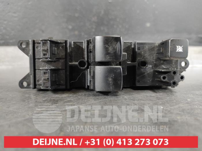 Usados Interruptor combinado de ventanillas Mitsubishi Space Star (A0) 1.0 12V Precio € 30,00 Norma de margen ofrecido por V.Deijne Jap.Auto-onderdelen BV