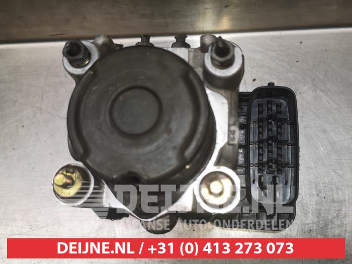 Używane Pompa ABS Toyota RAV4 (A2) 2.0 D-4D 16V 4x4 Cena € 75,00 Procedura marży oferowane przez V.Deijne Jap.Auto-onderdelen BV