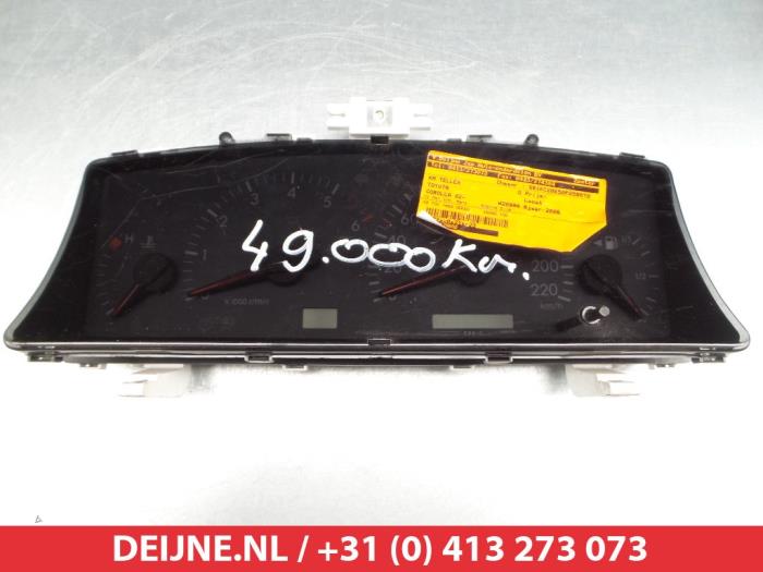 Cuentakilómetros de un Toyota Corolla (E12) 1.4 D-4D 16V 2006