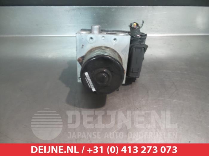 ABS Pumpe van een Nissan Navara (D40) 2.5 dCi 16V 4x4 2006