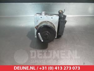 ABS Pumpe van een Nissan Navara (D40) 2.5 dCi 16V 4x4 2006
