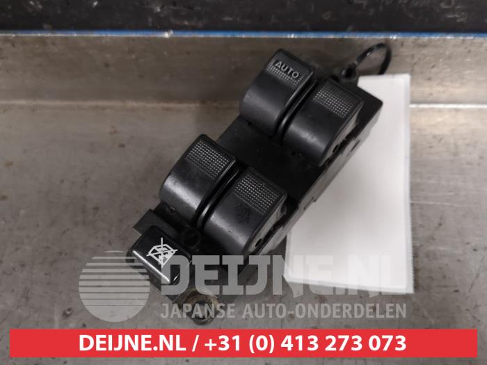 Usados Interruptor combinado de ventanillas Mazda Premacy 1.8 16V Precio € 20,00 Norma de margen ofrecido por V.Deijne Jap.Auto-onderdelen BV