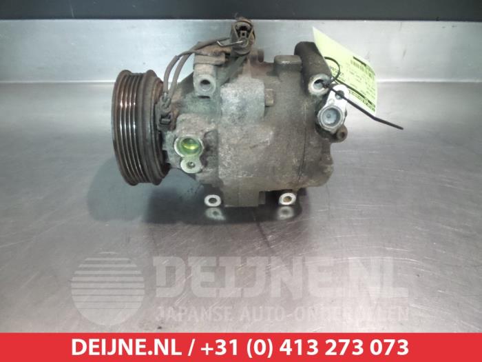 Air conditioning pump from a Mitsubishi Space Runner (N6) 2.0i 16V GLX 2001