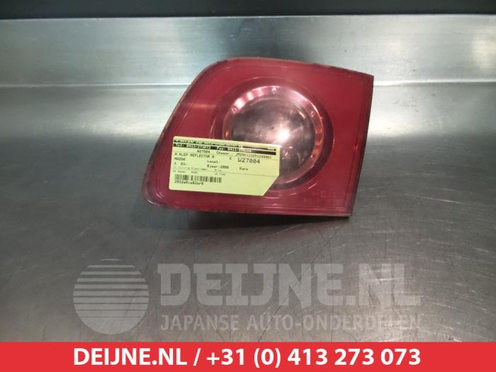 Używane Odblask tylnej klapy prawy Mazda 3 (BK12) 1.6 CiTD 16V Cena € 35,00 Procedura marży oferowane przez V.Deijne Jap.Auto-onderdelen BV