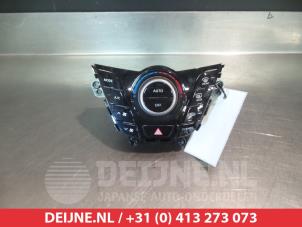 Używane Panel sterowania nagrzewnicy Hyundai Veloster 1.6 GDI 16V Cena na żądanie oferowane przez V.Deijne Jap.Auto-onderdelen BV
