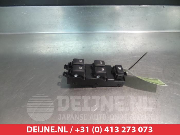 Usados Interruptor combinado de ventanillas Kia Cee'd Sportswagon (JDC5) 1.6 GDI 16V Precio € 50,00 Norma de margen ofrecido por V.Deijne Jap.Auto-onderdelen BV