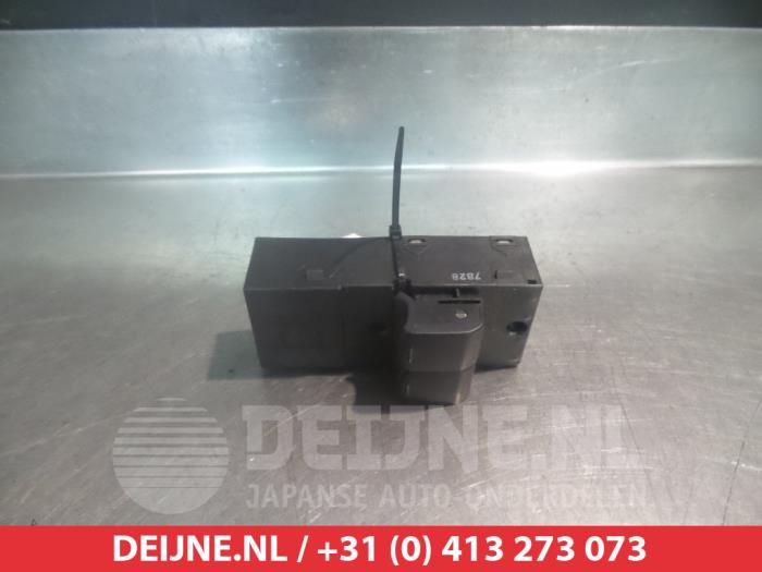 Usados Interruptor combinado de ventanillas Nissan Micra C+C (K12) 1.6 16V Precio € 35,00 Norma de margen ofrecido por V.Deijne Jap.Auto-onderdelen BV