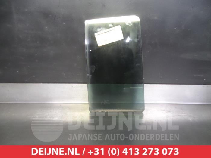 Usados Ventanilla triangular derecha detrás Mazda 5 (CWA9) 1.6 CITD 16V Precio € 35,00 Norma de margen ofrecido por V.Deijne Jap.Auto-onderdelen BV