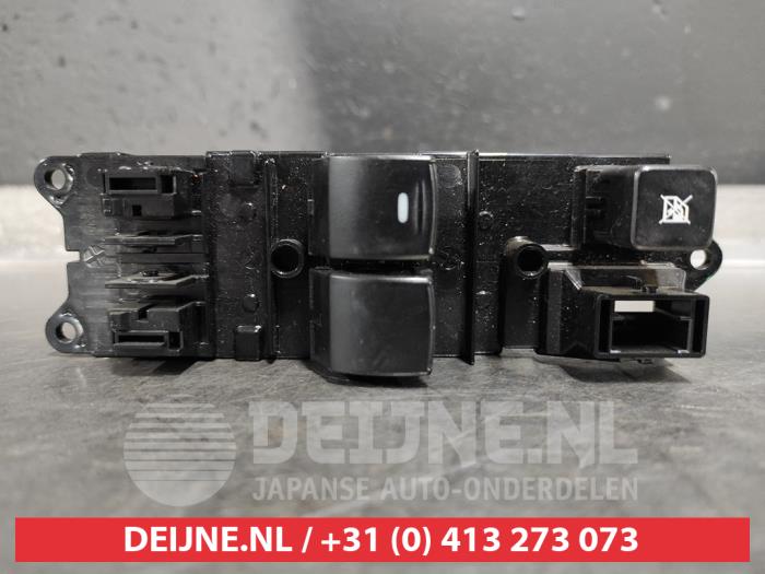 Usados Interruptor combinado de ventanillas Mitsubishi Space Star (A0) 1.0 12V Precio € 30,00 Norma de margen ofrecido por V.Deijne Jap.Auto-onderdelen BV