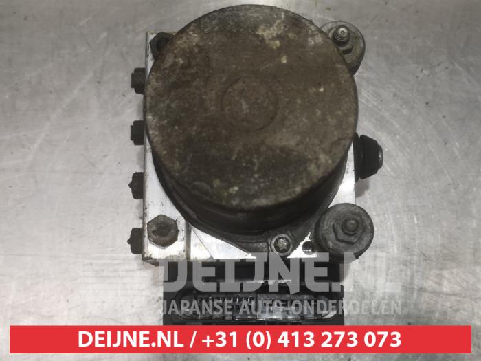 Begagnade ABS-pump Toyota Avensis Wagon (T25/B1E) 2.0 16V D-4D Pris € 75,00 Marginaltabell erbjuds av V.Deijne Jap.Auto-onderdelen BV