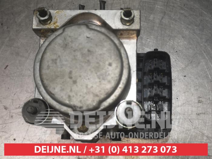 Używane Pompa ABS Toyota Land Cruiser (J12) Cena € 150,00 Procedura marży oferowane przez V.Deijne Jap.Auto-onderdelen BV
