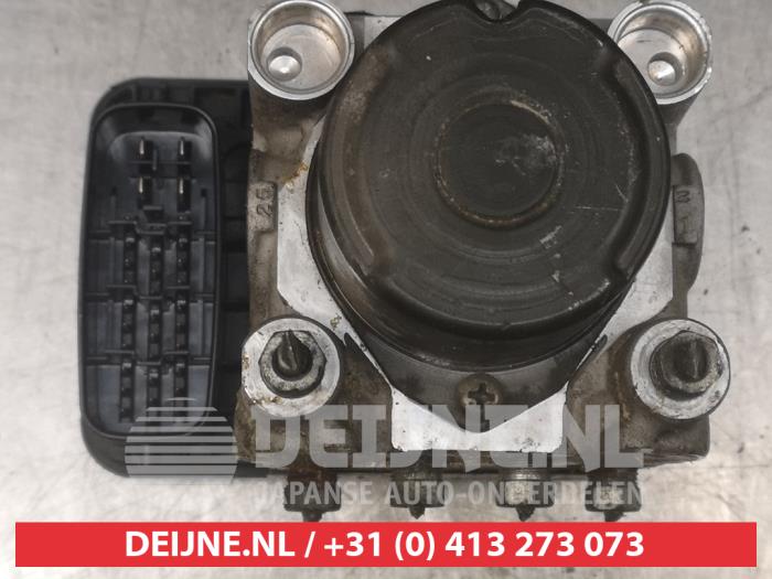 Begagnade ABS-pump Toyota Avensis Verso (M20) 2.0 D-4D 16V Pris € 75,00 Marginaltabell erbjuds av V.Deijne Jap.Auto-onderdelen BV