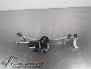 Used Front wiper motor Hyundai iX35 (LM) 1.6 GDI 16V Price on request offered by Kleine Staarman B.V. Autodemontage