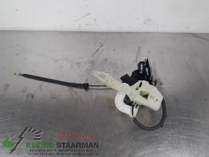 Używane Mechanizm blokady drzwi prawych tylnych wersja 4-drzwiowa Kia Carens IV (RP) 1.6 GDI 16V Cena € 50,00 Procedura marży oferowane przez Kleine Staarman B.V. Autodemontage