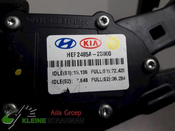 Throttle pedal position sensor from a Hyundai iX35 (LM) 1.6 GDI 16V 2012