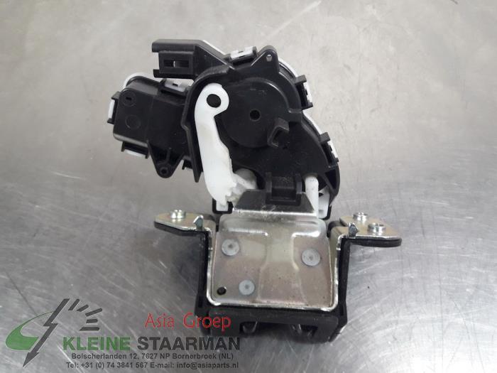 Tailgate lock mechanism from a Mazda CX-5 (KE,GH) 2.0 SkyActiv-G 16V 2WD 2014