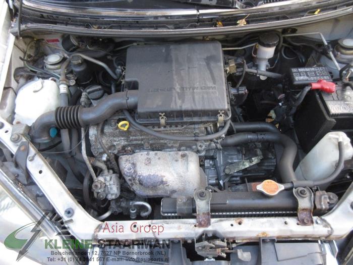 Engine from a Daihatsu YRV (M2) 1.3 16V DVVT 2001
