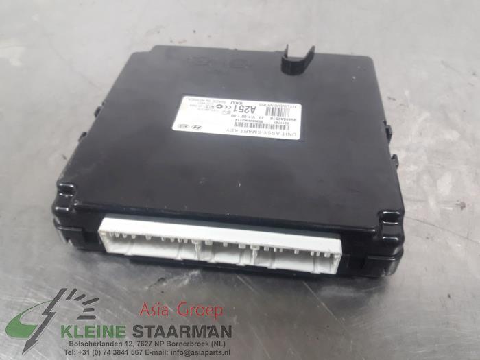 Central door locking module from a Kia Cee'd Sportswagon (JDC5) 1.6 GDI 16V 2017