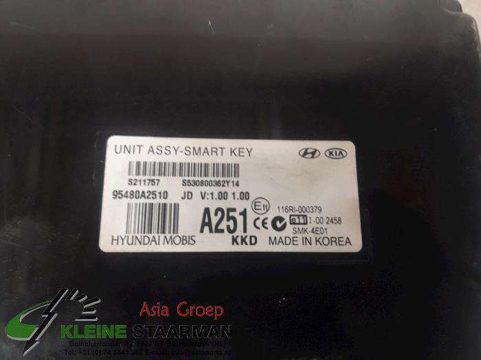 Central door locking module from a Kia Cee'd Sportswagon (JDC5) 1.6 GDI 16V 2017