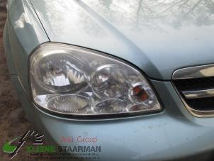 Używane Reflektor prawy Chevrolet Nubira Wagon (J100) 1.6 16V Cena na żądanie oferowane przez Kleine Staarman B.V. Autodemontage